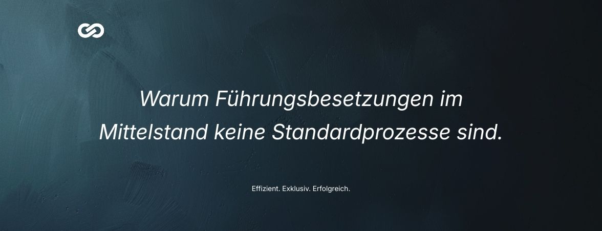 Abstraktes dunkles Hintergrundmotiv mit Text zur Bedeutung individueller Führungsbesetzungen im Mittelstand.