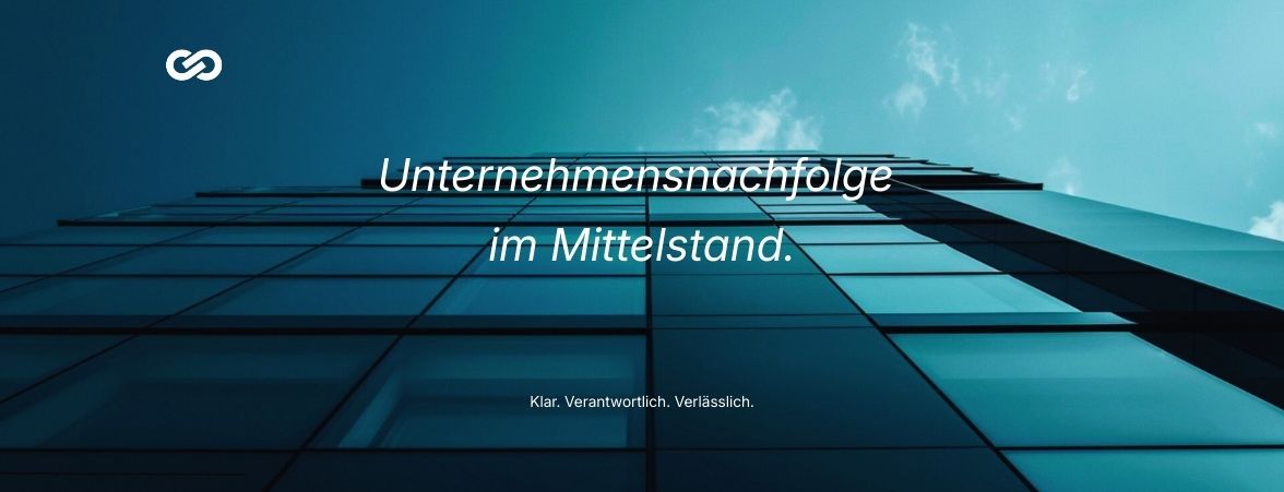 Abstraktes architektonisches Motiv in dunklen Blautönen als Sinnbild für Unternehmensnachfolge, Verantwortung und Kontinuität im Mittelstand.